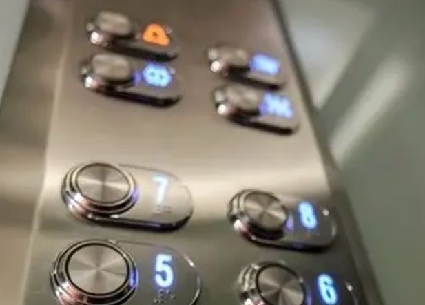 Pulsadores iluminados de la botonera de un ascensor